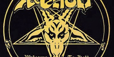 Jaquette de l'album de Venom Welcome To Hell, qui montre une tête de bouc superposée à un sceau de Baphomet.